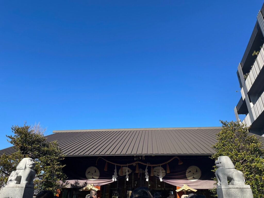 良く晴れた日の神社と青空